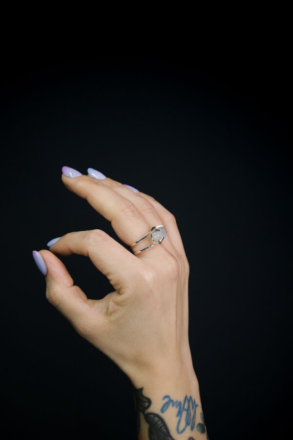 Ring MONDSTEIN Nahaufnahme eines Silberrings mir einem eingefasstem Regenbogen-Mondstein