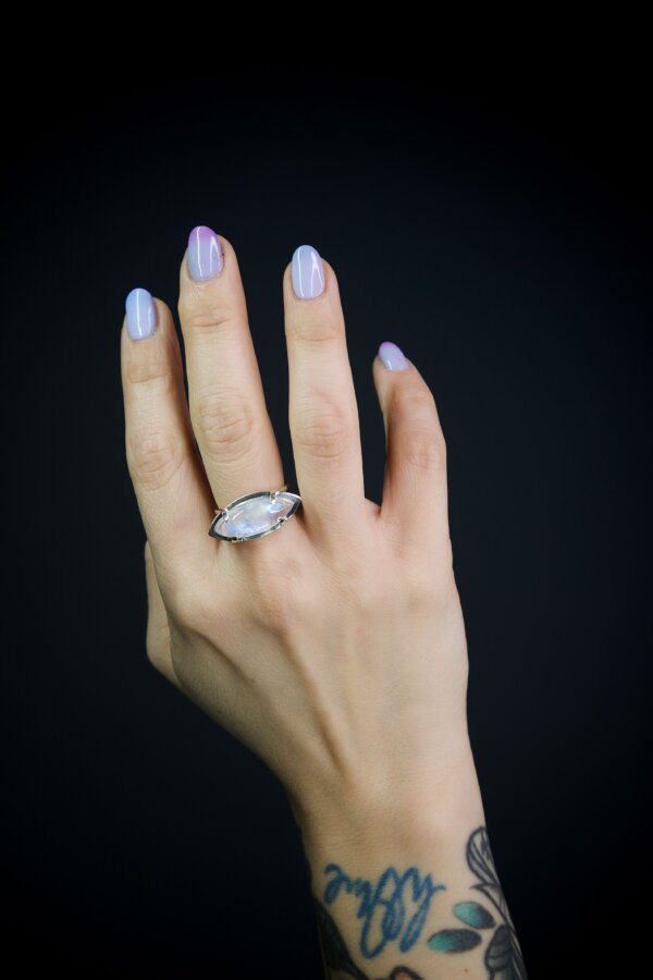 Ring MONDSTEIN Nahaufnahme eines Silberrings mir einem eingefasstem Regenbogen-Mondstein