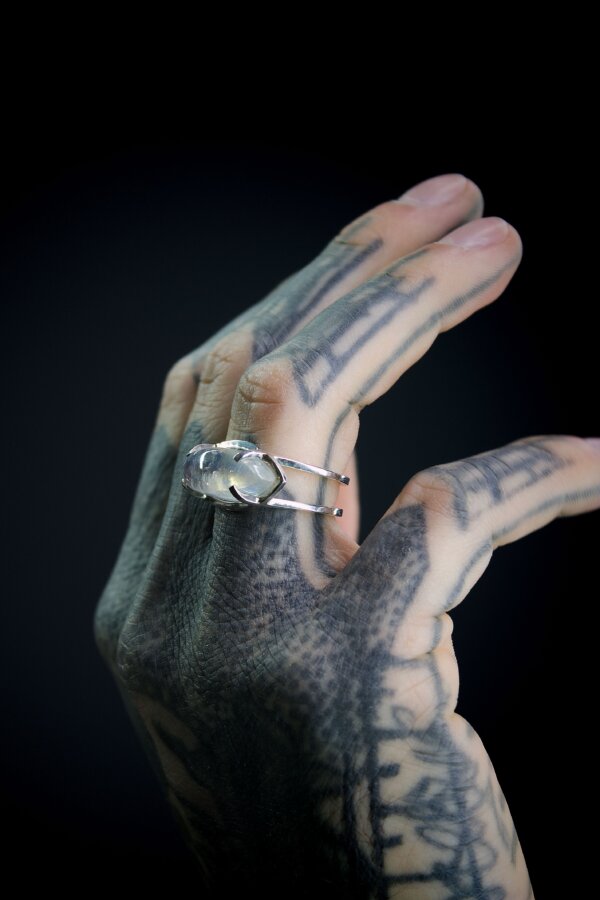 Ring MONDSTEIN Nahaufnahme eines Silberrings mir einem eingefasstem Regenbogen-Mondstein