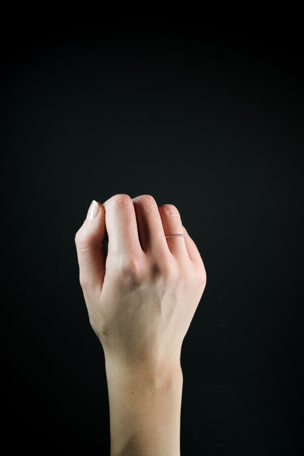 BUBBLES Ring Nahaufnahme von einem kugelförmigen Ring aus Silber