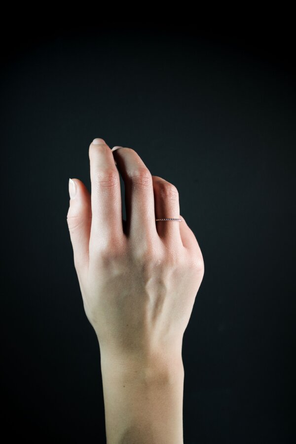 BUBBLES Ring Nahaufnahme von einem kugelförmigen Ring aus Silber