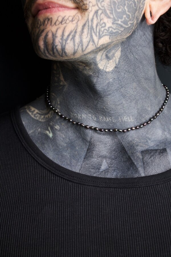 BLACK PEARL Perlenkette Nahaufnahme von einer Süßwasserperlenkette