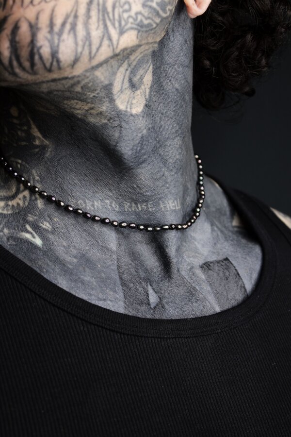 BLACK PEARL Perlenkette Nahaufnahme von einer Süßwasserperlenkette