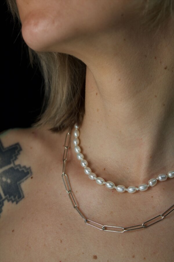 RICE PEARL Perlenkette Nahaufnahme von einer Süßwasserperlenkette