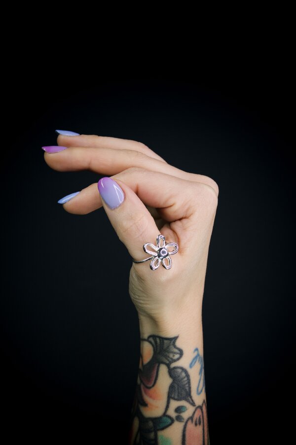 CHEWI BLOOM Ring Nahaufnahme eines Rings aus 925 Silber mit geschwungenem Blumen-Design