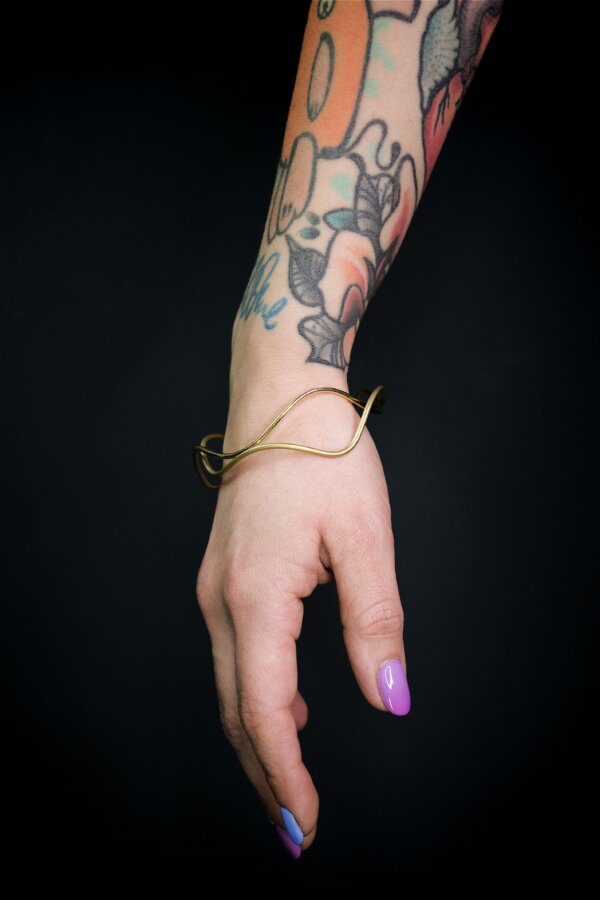 WAVI Armreifen Nahaufnahme von geschwungenen Goldarmreifen