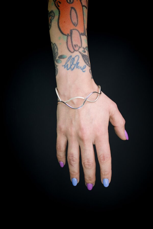 WAVI Armreifen Nahaufnahme von geschwungenen Silberarmreifen