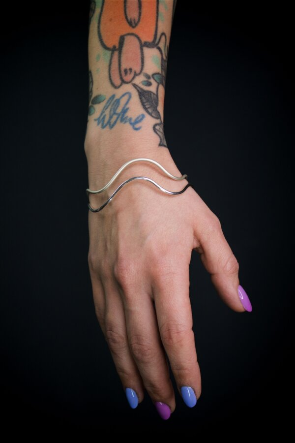 WAVI Armreifen Nahaufnahme von geschwungenen Silberarmreifen