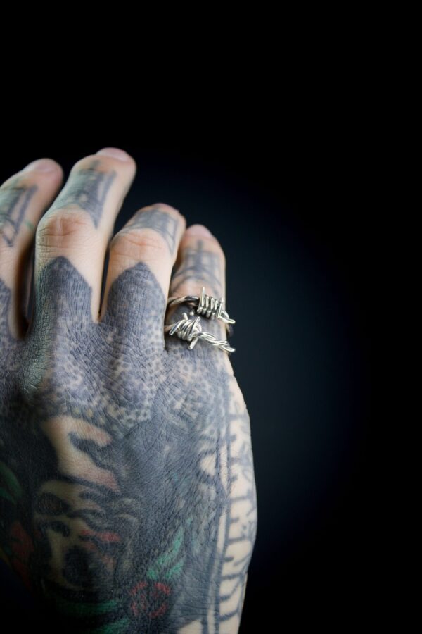 BARBED WIRE Ring Nahaufnahme von einem Silberring in Stacheldraht-Optik