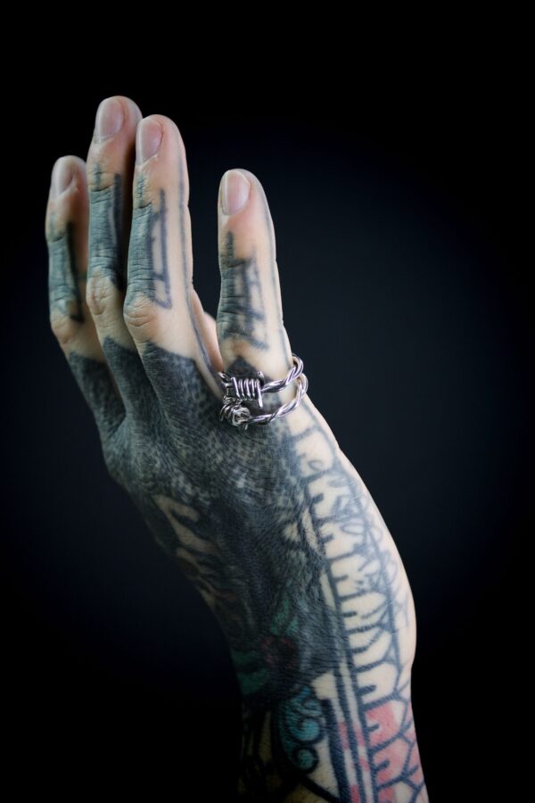 BARBED WIRE Ring Nahaufnahme von einem Silberring in Stacheldraht-Optik