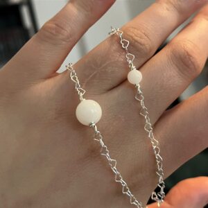 Nahaufnahme von Silberarmbändern