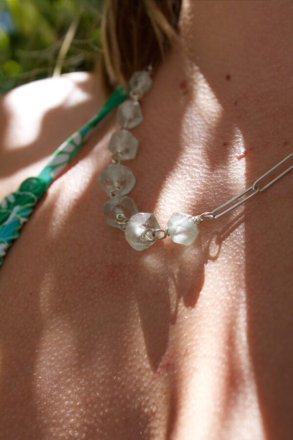 Kette SeaCorn Nahaufnahme einer Silberkette mit Seeglasperlen