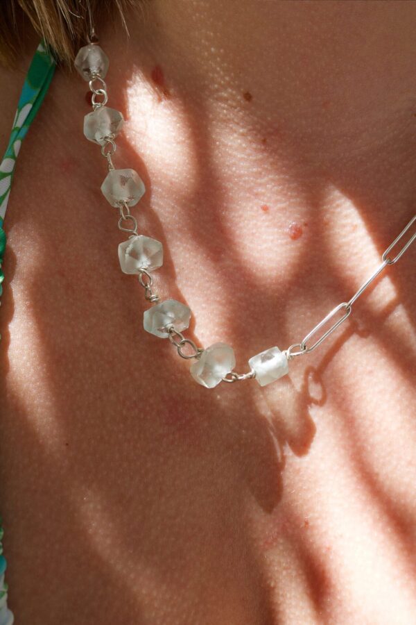 Sea Corn Kette Nahaufnahme einer Silberkette mit Seeglasperlen