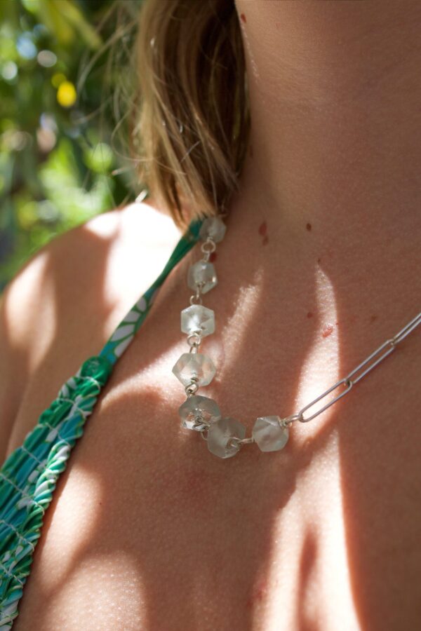 Seacorn Halskette Nahaufnahme einer Silberkette mit Seeglasperlen