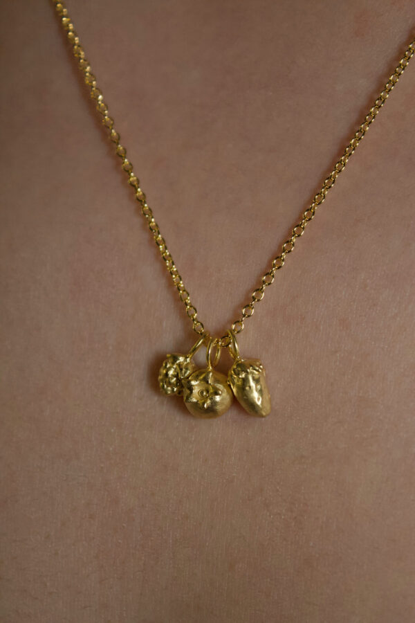 Anhänger Beeren Gold Nahaufnahme von einer Kette mit Beerenanhängern aus Gold