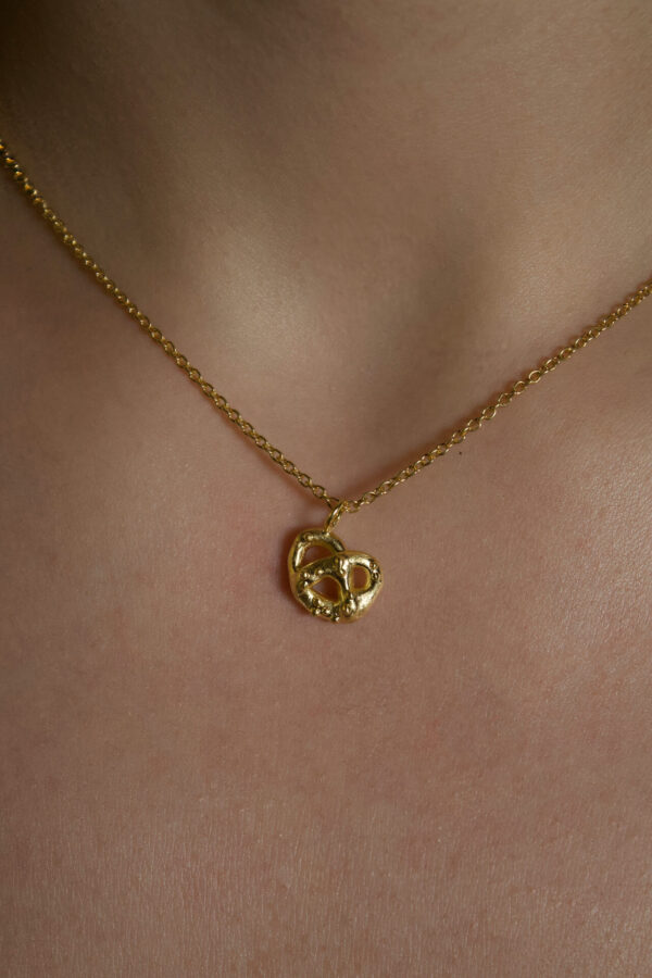 Anhänger Breznliebe Gold Nahaufnahme von einer Brezel als Anhänger aus Gold