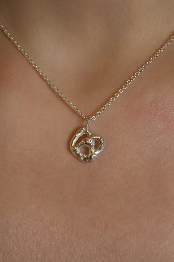 Brezen Liebe Anhänger Silber Nahaufnahme einer Brezel als Kettenanhänger