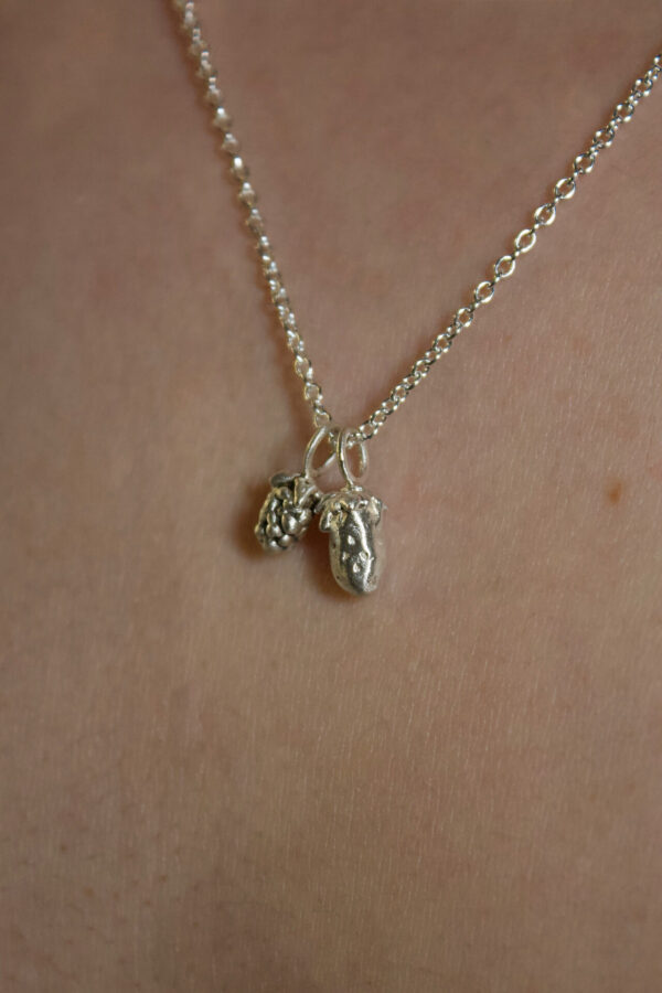 Anhänger Raspmawi und Strawmawi Nahaufnahme von Kettenanhänger Erdbeere und Himbeere