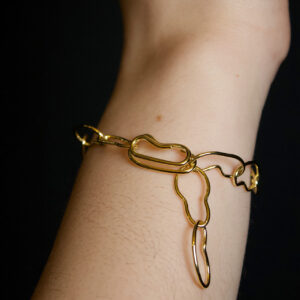 Nahaufnahme von Armkette BEAN aus gold