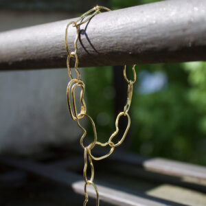 Nahaufnahme von Armkette BEAN aus gold
