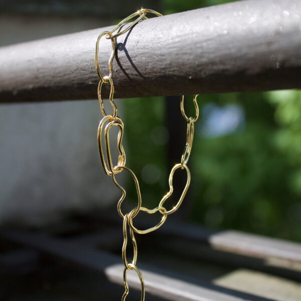 Nahaufnahme von Armkette BEAN aus gold