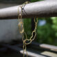 Nahaufnahme von Armkette BEAN aus gold