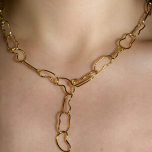 Nahaufnahme von BEAN Halskette aus Gold
