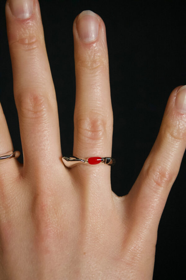 dune-color Nahaufnahme eines Rings aus silber