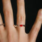 Nahaufnahme eines Rings aus silber