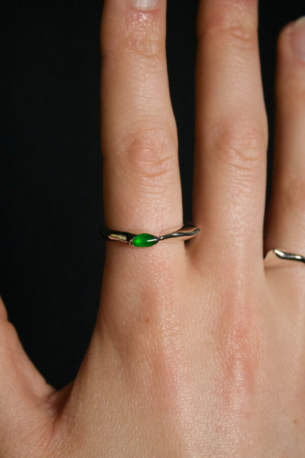 dune-color-grün Nahaufnahme eines Rings aus silber