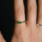 Nahaufnahme eines Rings aus silber