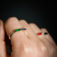 Nahaufnahme eines Rings aus silber