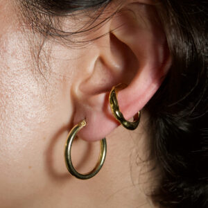 Nahaufnahme von Ear Cuffs aus Gold