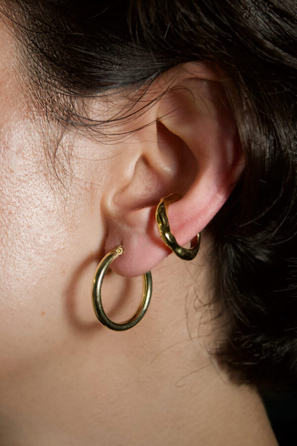 earcuff_dune_gold Nahaufnahme von Ear Cuffs aus Gold