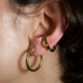 Nahaufnahme von Ear Cuffs aus Gold