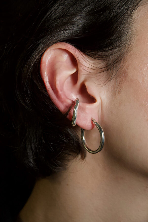 earcuff_dune_silber Nahaufnahme von DUNE Ear Cuff aus Silber