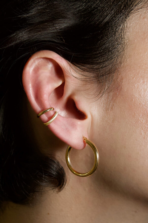 Earcuffs Gold Nahaufnahme von Earcuffs aus Gold in matt und glänzend