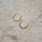Nahaufnahme von Earcuffs aus Gold in matt und glänzend
