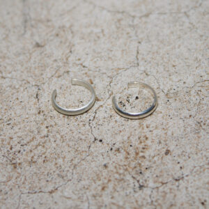 Nahaufnahme von Earcuffs aus Silber in matt und glänzend