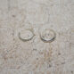 Nahaufnahme von Earcuffs aus Silber in matt und glänzend