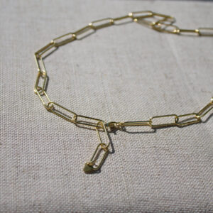 Nahaufnahme von der Halskette CORN aus 585 Gold