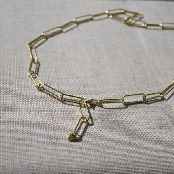 Nahaufnahme von der Halskette CORN aus 585 Gold
