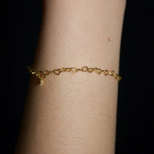 Nahaufnahme von Herzchen Armkette Gold