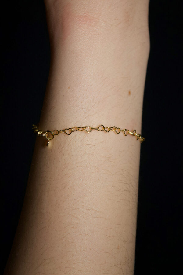 Herzchen Armkette Gold Nahaufnahme von Herzchen Armkette Gold