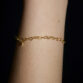 Nahaufnahme von Herzchen Armkette Gold