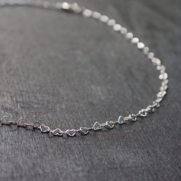 Nahaufnahme von Herzchenkette LOVE aus Silber