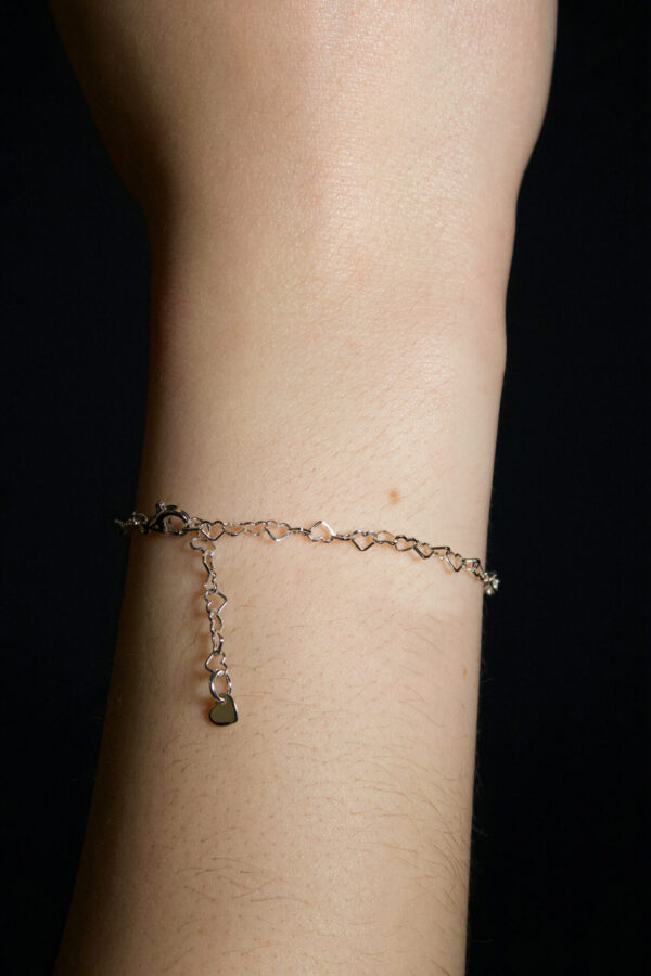 Love Armkette Silber Nahaufnahme von Love Armkette aus Silber