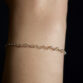 Nahaufnahme von Love Armkette aus Silber