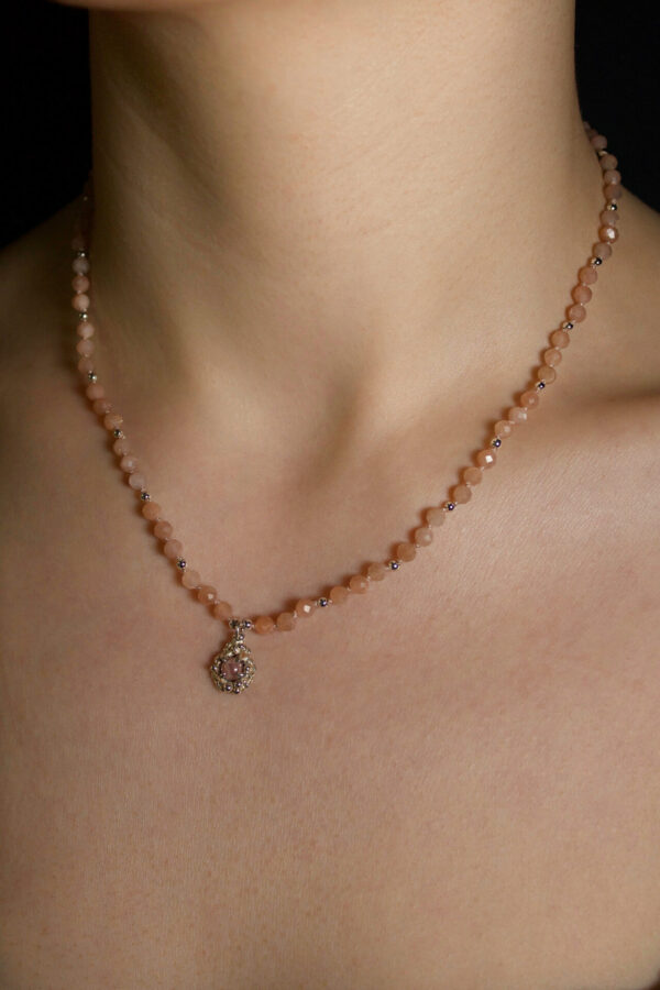 Mondsteinkette mir DREAMY Anhänger Nahaufnahme von der Mondsteinkette mir DREAMY Anhänger aus 925 Silber