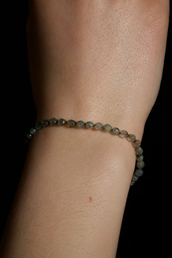 Moosacht Armkette Nahaufnahme von einer Armkette aus Moosachatperlen